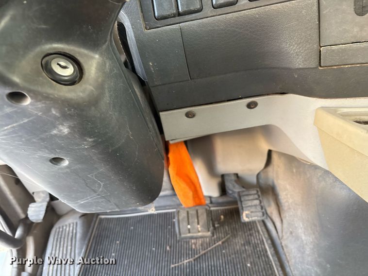 image for item EJ3229 2009 Volvo VN semi truck