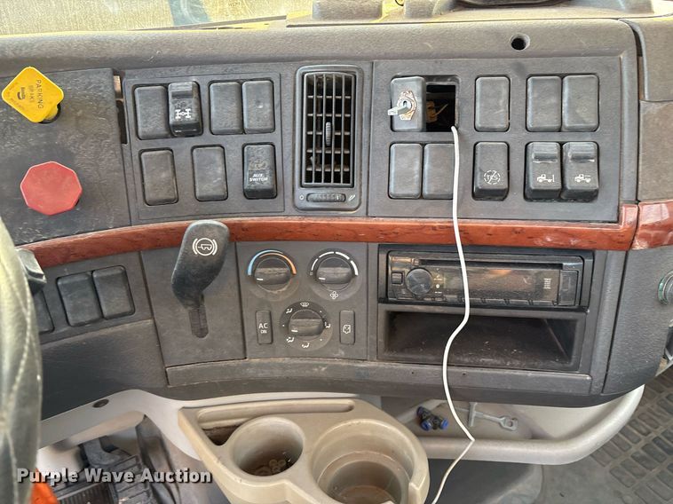 image for item EJ3229 2009 Volvo VN semi truck