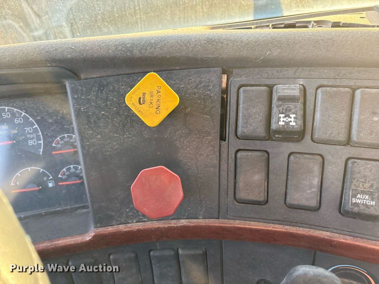 image for item EJ3229 2009 Volvo VN semi truck