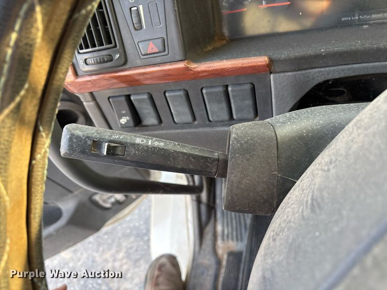 image for item EJ3229 2009 Volvo VN semi truck