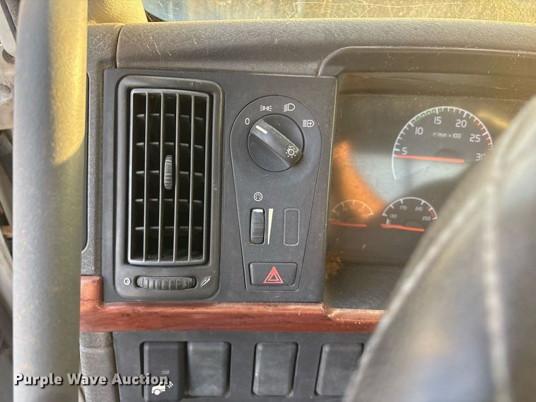 image for item EJ3229 2009 Volvo VN semi truck