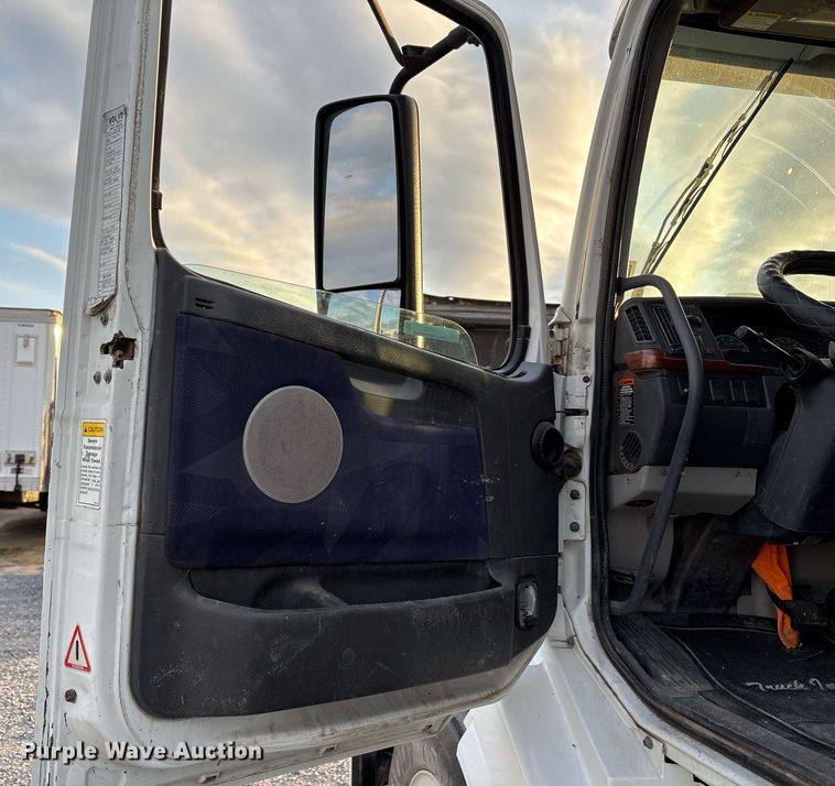 image for item EJ3229 2009 Volvo VN semi truck