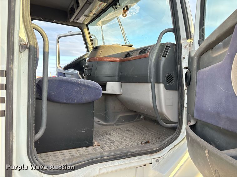 image for item EJ3229 2009 Volvo VN semi truck