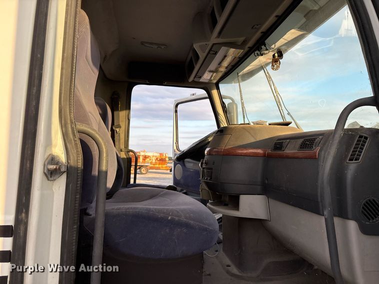 image for item EJ3229 2009 Volvo VN semi truck