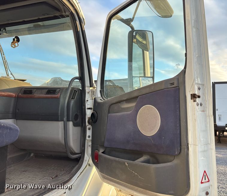 image for item EJ3229 2009 Volvo VN semi truck