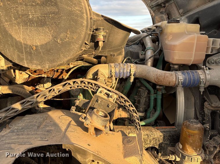 image for item EJ3229 2009 Volvo VN semi truck