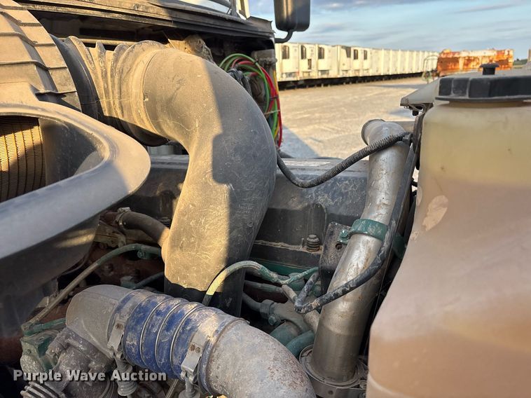 image for item EJ3229 2009 Volvo VN semi truck