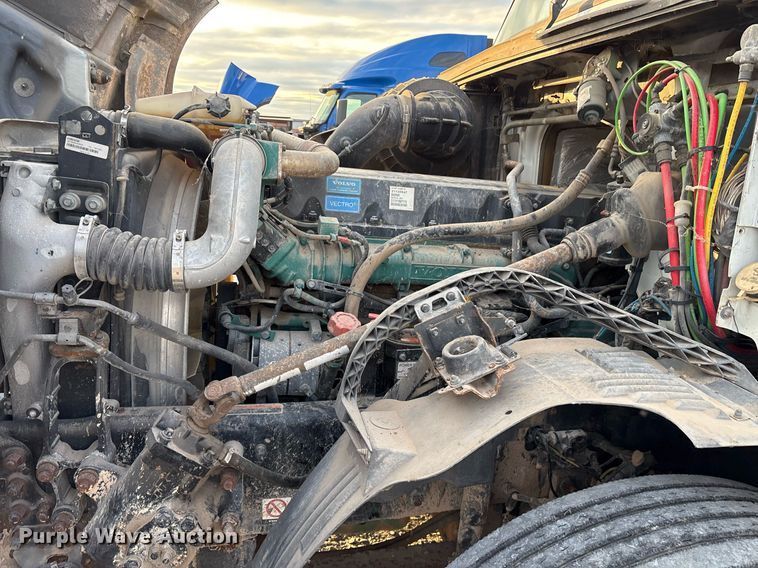 image for item EJ3229 2009 Volvo VN semi truck