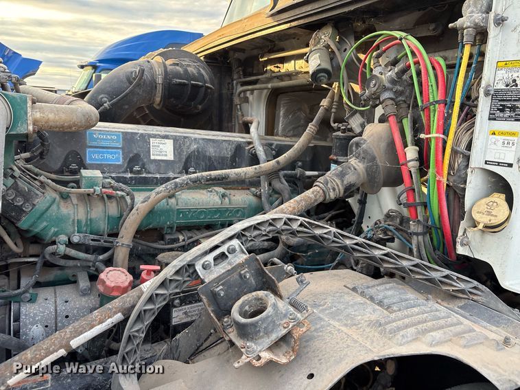 image for item EJ3229 2009 Volvo VN semi truck