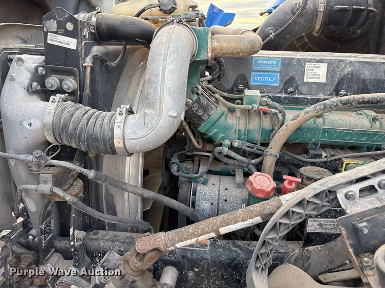 image for item EJ3229 2009 Volvo VN semi truck