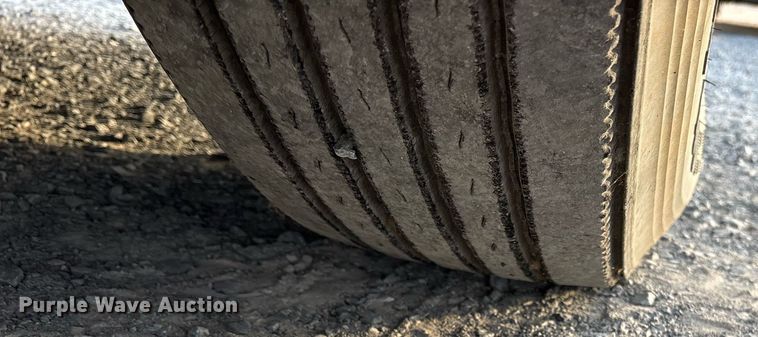 image for item EJ3229 2009 Volvo VN semi truck