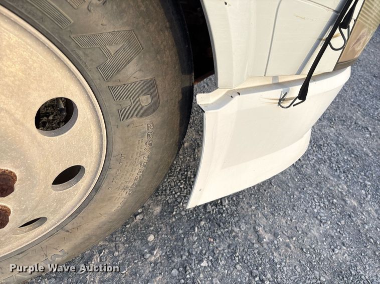 image for item EJ3229 2009 Volvo VN semi truck