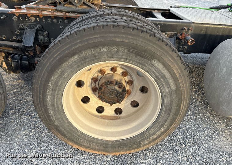 image for item EJ3229 2009 Volvo VN semi truck