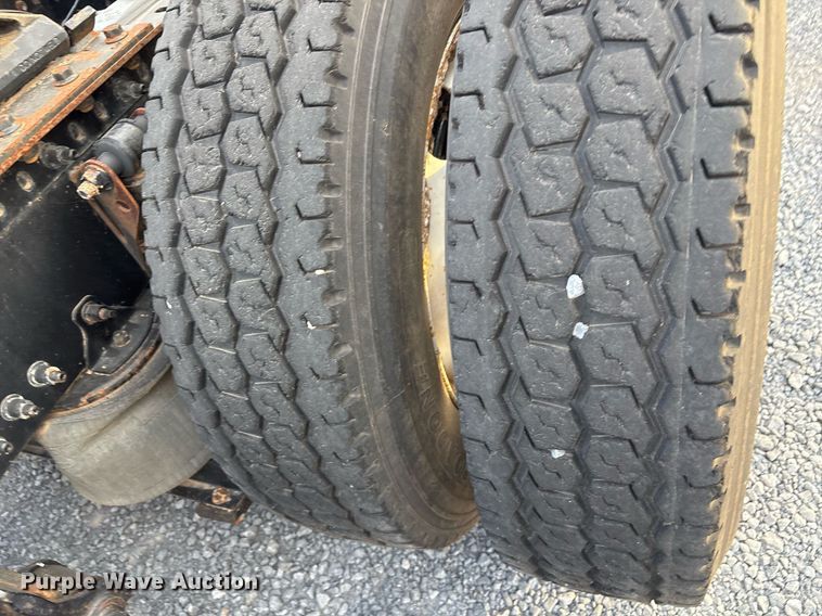 image for item EJ3229 2009 Volvo VN semi truck