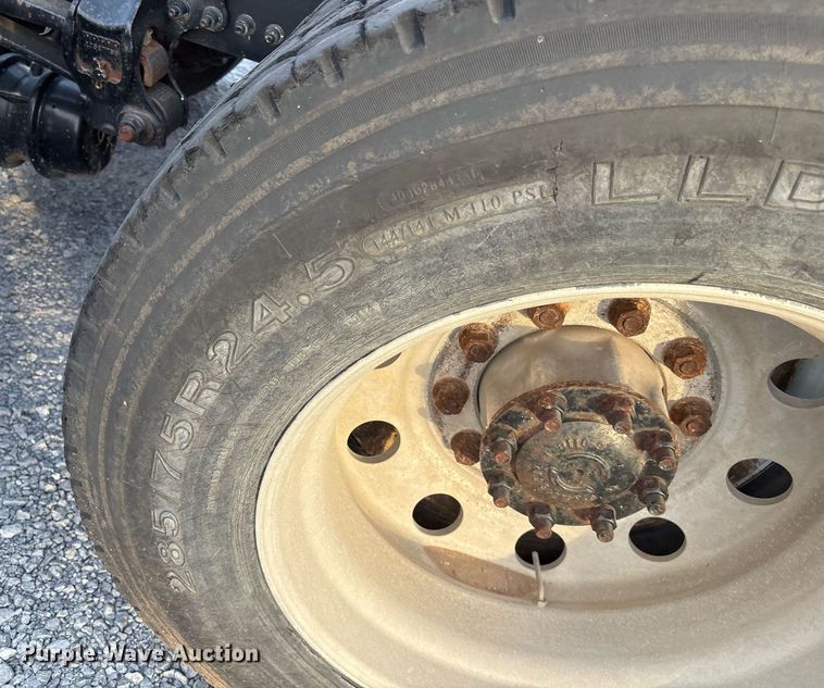 image for item EJ3229 2009 Volvo VN semi truck