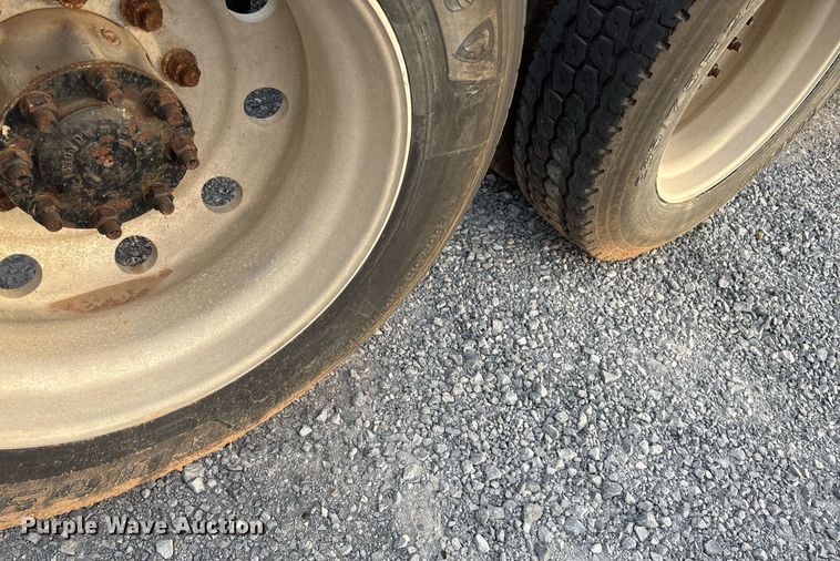 image for item EJ3229 2009 Volvo VN semi truck