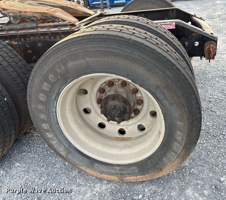 image for item EJ3229 2009 Volvo VN semi truck