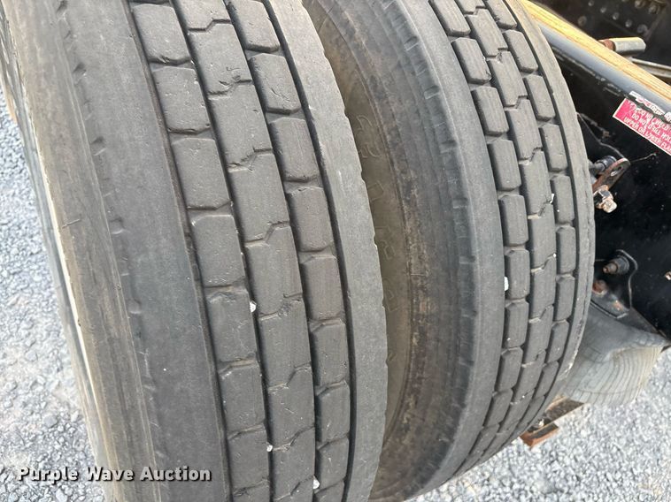 image for item EJ3229 2009 Volvo VN semi truck