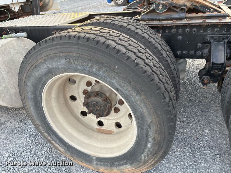 image for item EJ3229 2009 Volvo VN semi truck