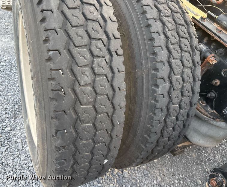 image for item EJ3229 2009 Volvo VN semi truck