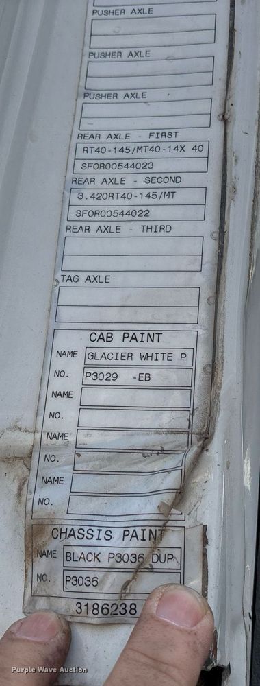 image for item EJ3229 2009 Volvo VN semi truck