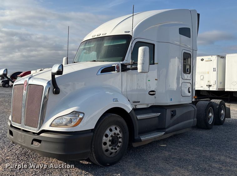 image for item EJ3230 2015 Kenworth T680 semi truck