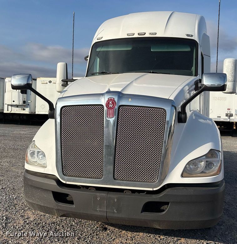 image for item EJ3230 2015 Kenworth T680 semi truck