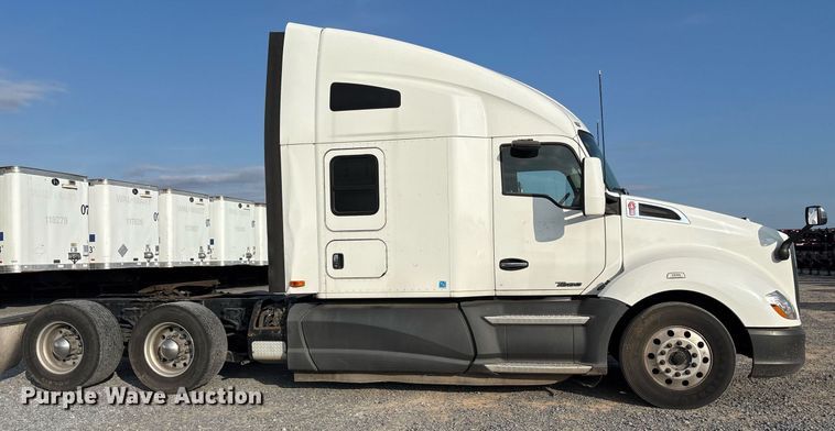 image for item EJ3230 2015 Kenworth T680 semi truck