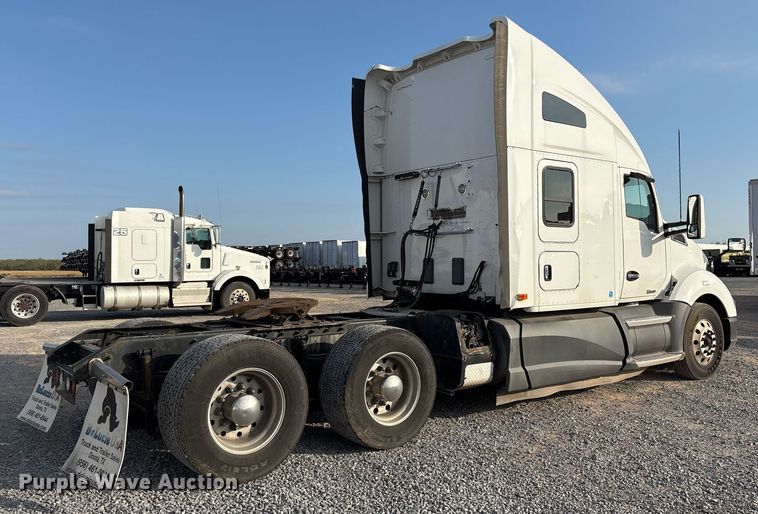 image for item EJ3230 2015 Kenworth T680 semi truck