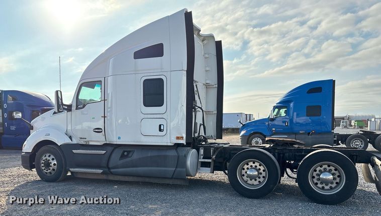 image for item EJ3230 2015 Kenworth T680 semi truck