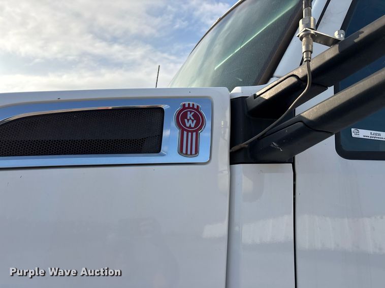 image for item EJ3230 2015 Kenworth T680 semi truck