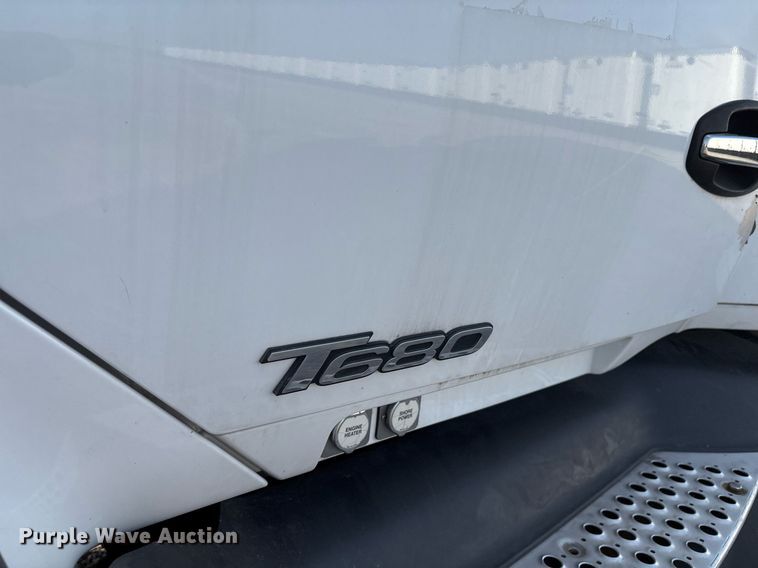 image for item EJ3230 2015 Kenworth T680 semi truck