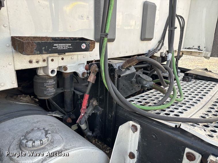 image for item EJ3230 2015 Kenworth T680 semi truck