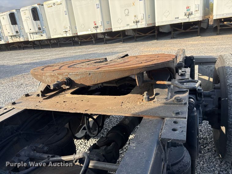 image for item EJ3230 2015 Kenworth T680 semi truck