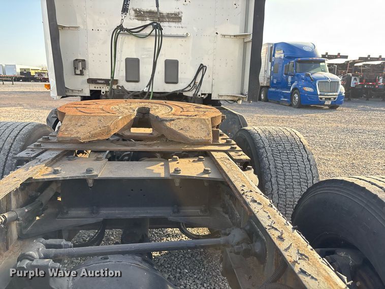 image for item EJ3230 2015 Kenworth T680 semi truck