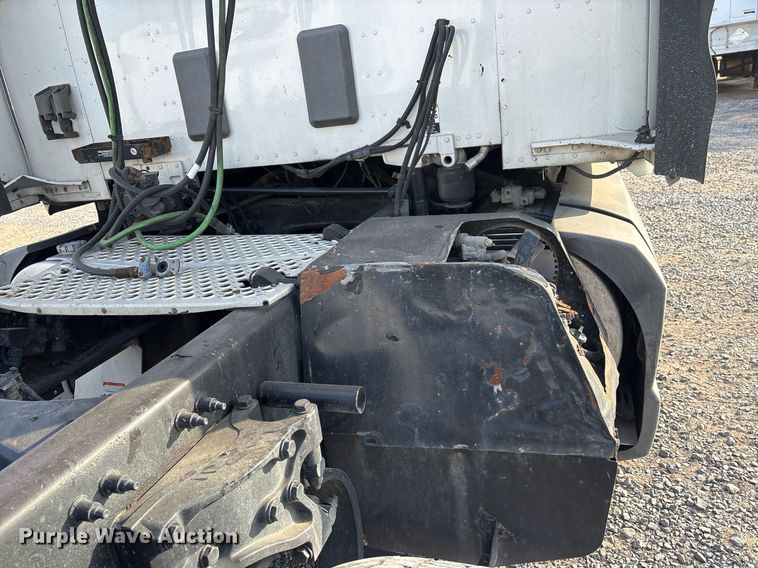 image for item EJ3230 2015 Kenworth T680 semi truck