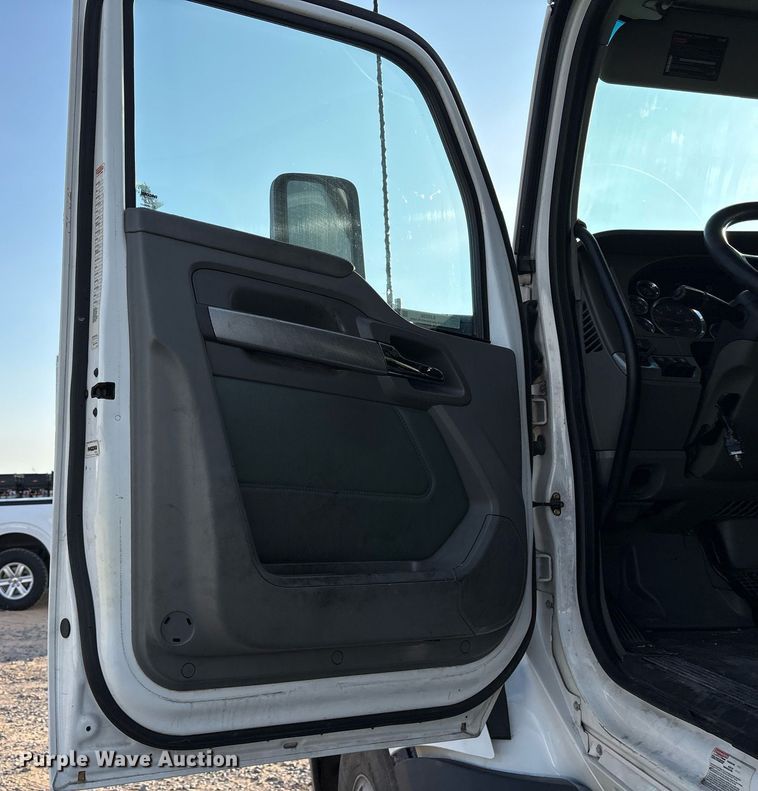 image for item EJ3230 2015 Kenworth T680 semi truck