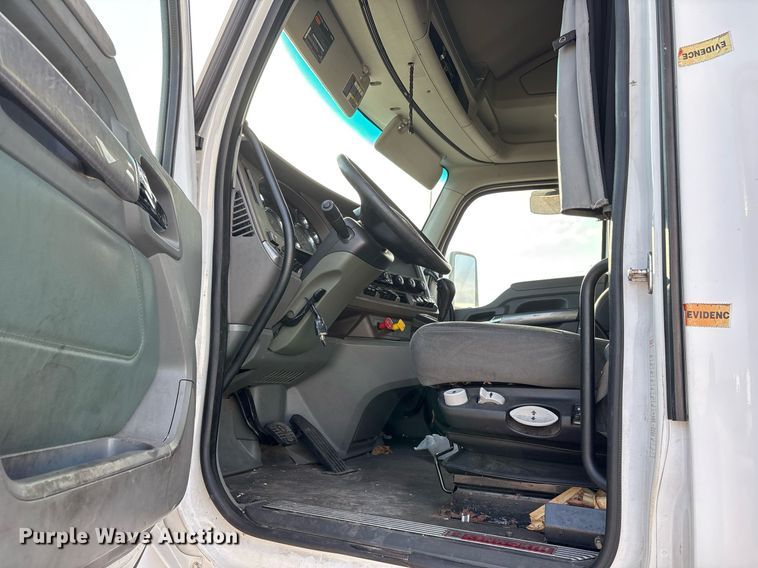 image for item EJ3230 2015 Kenworth T680 semi truck