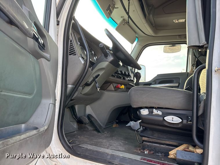 image for item EJ3230 2015 Kenworth T680 semi truck