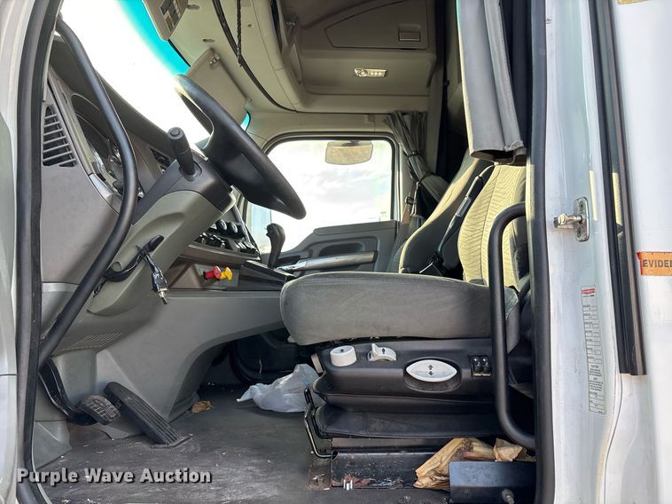 image for item EJ3230 2015 Kenworth T680 semi truck