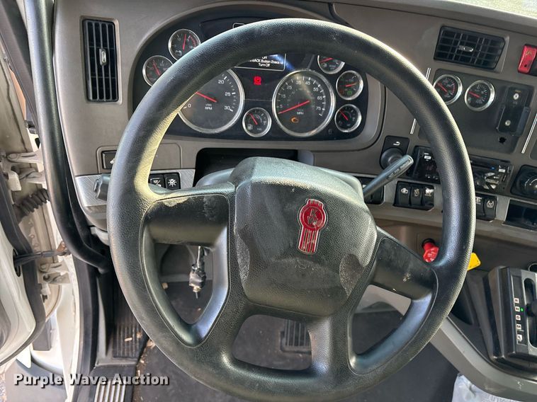 image for item EJ3230 2015 Kenworth T680 semi truck