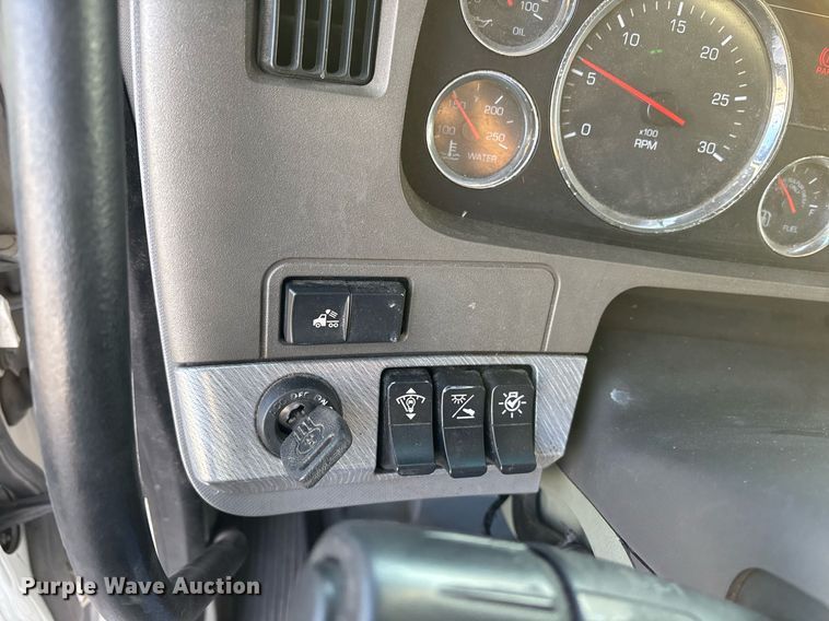 image for item EJ3230 2015 Kenworth T680 semi truck