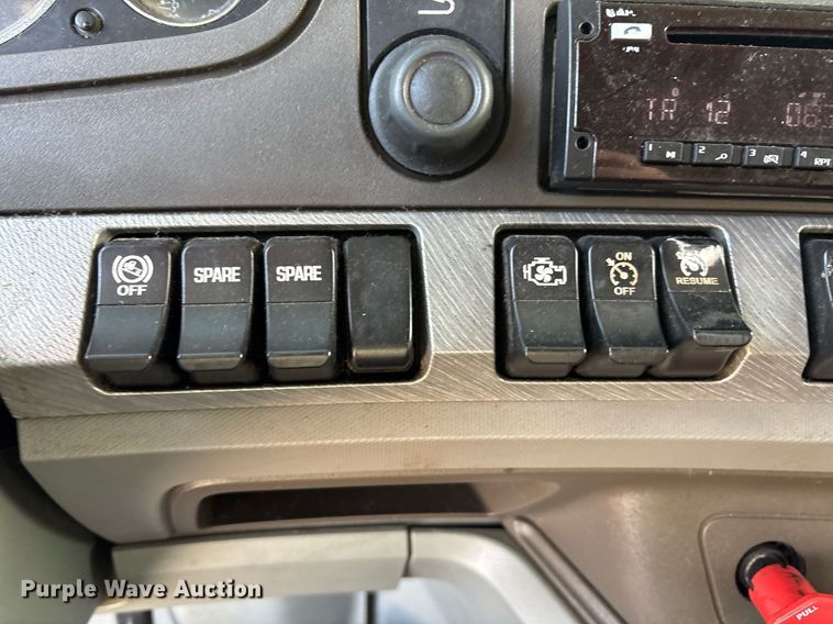 image for item EJ3230 2015 Kenworth T680 semi truck