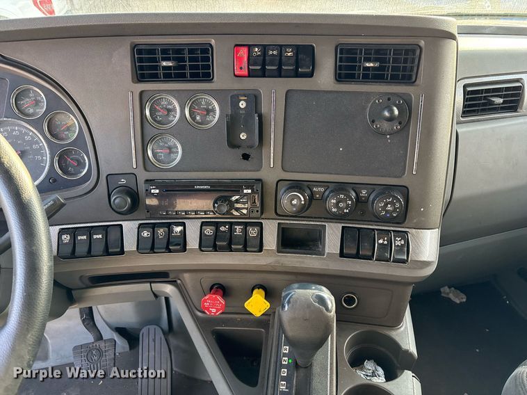 image for item EJ3230 2015 Kenworth T680 semi truck