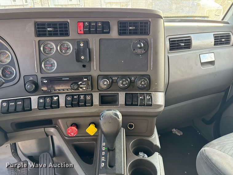 image for item EJ3230 2015 Kenworth T680 semi truck