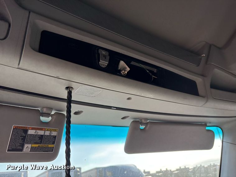 image for item EJ3230 2015 Kenworth T680 semi truck