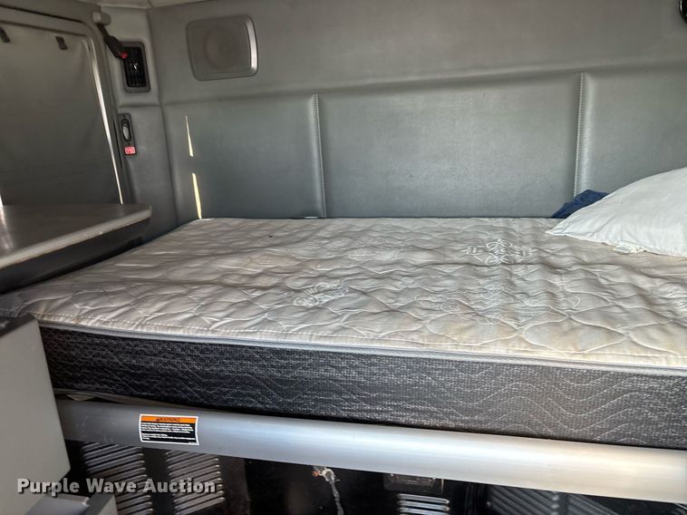 image for item EJ3230 2015 Kenworth T680 semi truck