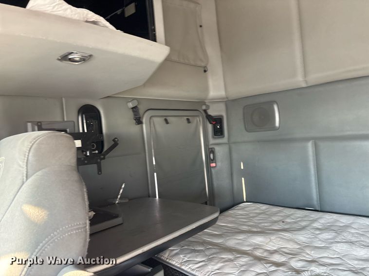 image for item EJ3230 2015 Kenworth T680 semi truck