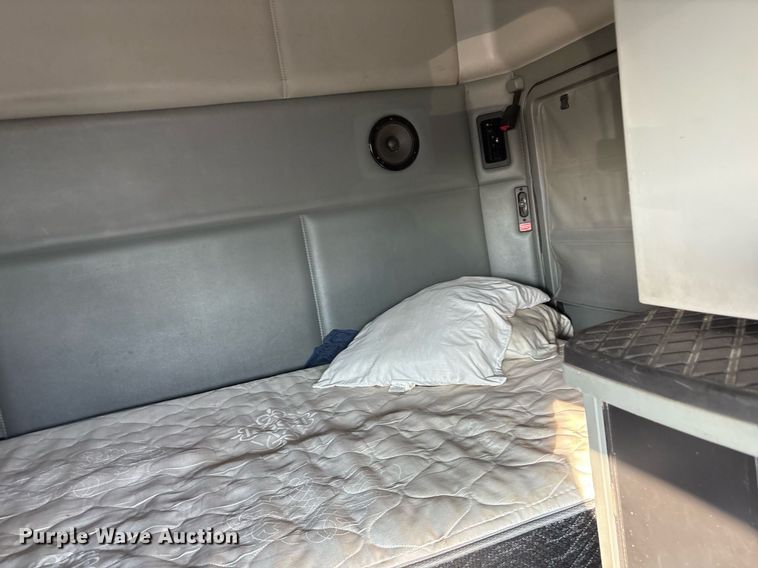 image for item EJ3230 2015 Kenworth T680 semi truck