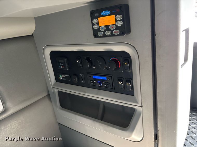 image for item EJ3230 2015 Kenworth T680 semi truck